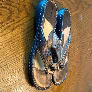 Born bronze copper leather flip flop sandal size 8 excellent condition